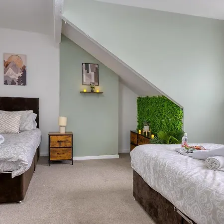 Modern 2Br Work-Friendly Stay Sleeps 8 Parking Included Апартаменты Лидс