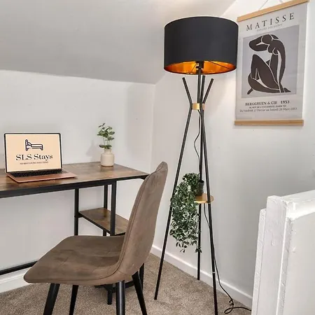 Modern 2Br Work-Friendly Stay Sleeps 8 Parking Included * ليدز