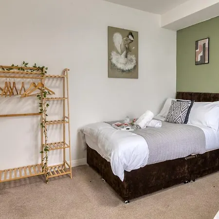 Modern 2Br Work-Friendly Stay Sleeps 8 Parking Included * Λιντς