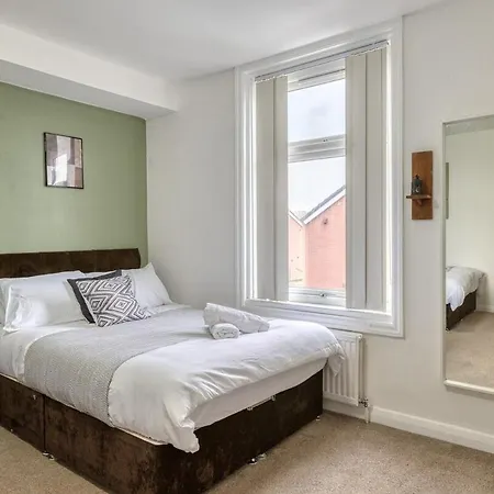 Modern 2Br Work-Friendly Stay Sleeps 8 Parking Included Апартаменты Лидс