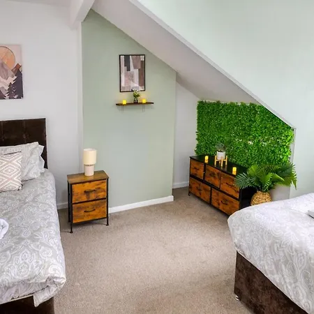 Апартаменты Modern 2Br Work-Friendly Stay Sleeps 8 Parking Included Лидс