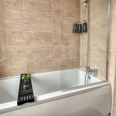 شقة Modern 2Br Work-Friendly Stay Sleeps 8 Parking Included *