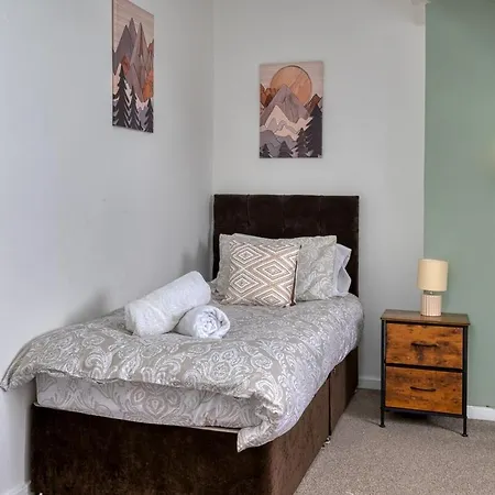 Modern 2Br Work-Friendly Stay Sleeps 8 Parking Included ليدز