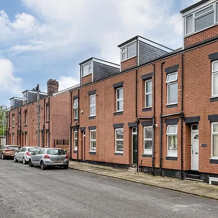 Modern 2Br Work-Friendly Stay Sleeps 8 Parking Included * ليدز