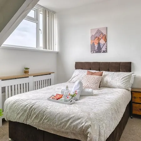 Modern 2Br Work-Friendly Stay Sleeps 8 Parking Included شقة