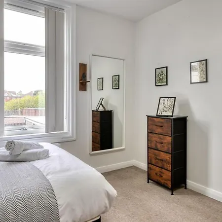 Modern 2Br Work-Friendly Stay Sleeps 8 Parking Included Апартаменты Лидс