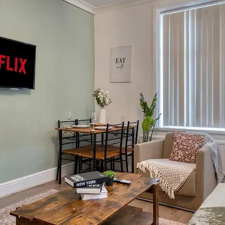 Modern 2Br Work-Friendly Stay Sleeps 8 Parking Included Лидс