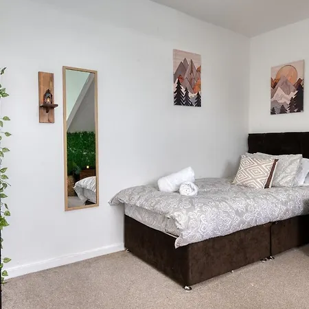 Modern 2Br Work-Friendly Stay Sleeps 8 Parking Included