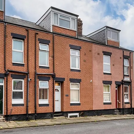 Modern 2Br Work-Friendly Stay Sleeps 8 Parking Included *