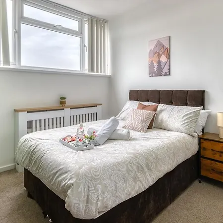 Modern 2Br Work-Friendly Stay Sleeps 8 Parking Included ليدز