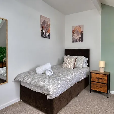 شقة Modern 2Br Work-Friendly Stay Sleeps 8 Parking Included