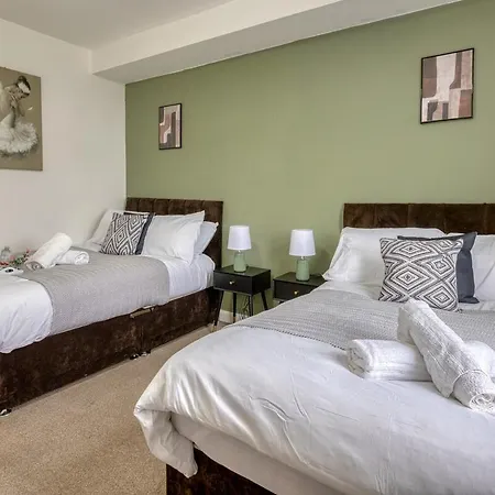 Modern 2Br Work-Friendly Stay Sleeps 8 Parking Included Λιντς