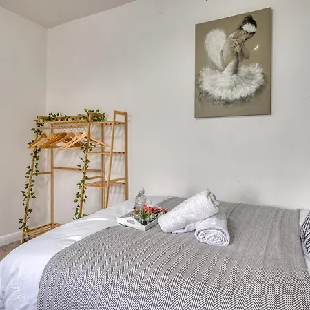 Modern 2Br Work-Friendly Stay Sleeps 8 Parking Included شقة ليدز