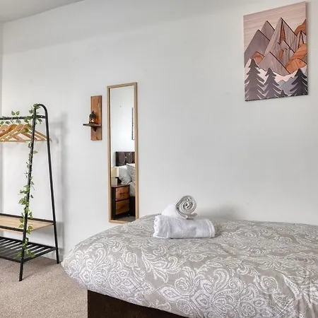 Διαμέρισμα Modern 2Br Work-Friendly Stay Sleeps 8 Parking Included Λιντς