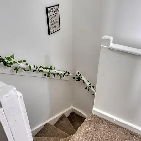Cosy ,pets Welcome, Sleeps 8,parking Apartment *