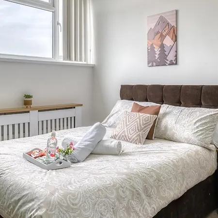 Modern 2Br Work-Friendly Stay Sleeps 8 Parking Included ليدز