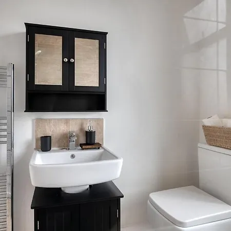 Modern 2Br Work-Friendly Stay Sleeps 8 Parking Included * ليدز