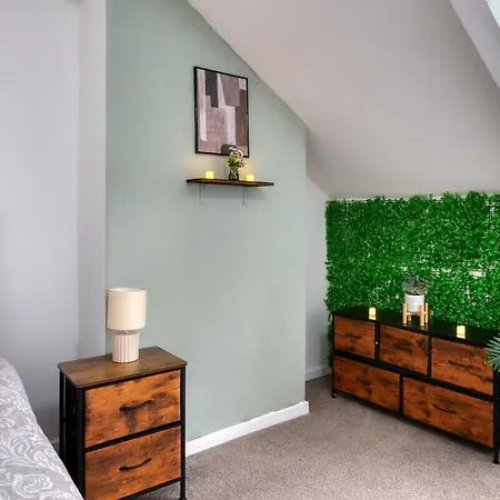 Modern 2Br Work-Friendly Stay Sleeps 8 Parking Included Лидс
