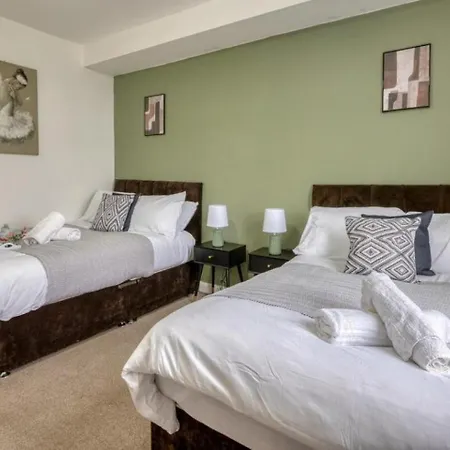 Modern 2Br Work-Friendly Stay Sleeps 8 Parking Included * ليدز