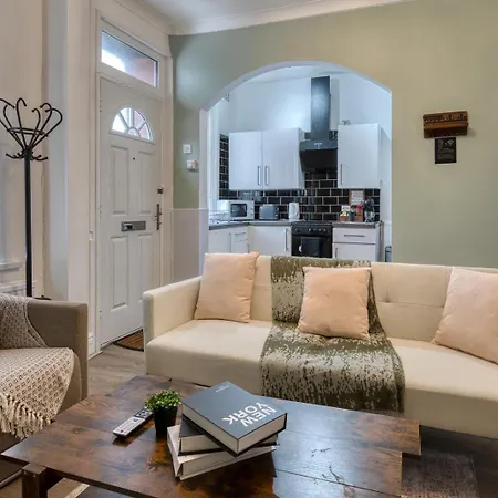 Апартаменты Modern 2Br Work-Friendly Stay Sleeps 8 Parking Included