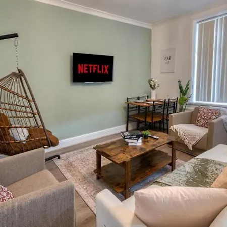 Modern 2Br Work-Friendly Stay Sleeps 8 Parking Included Διαμέρισμα Λιντς
