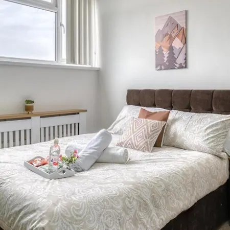 Апартаменты Modern 2Br Work-Friendly Stay Sleeps 8 Parking Included Лидс