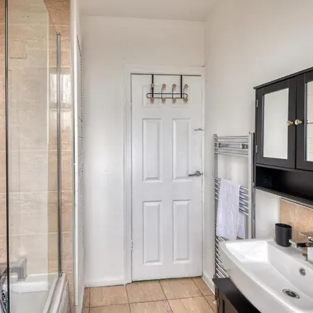 Апартаменты Modern 2Br Work-Friendly Stay Sleeps 8 Parking Included