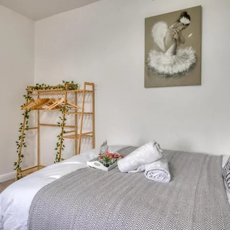 Modern 2Br Work-Friendly Stay Sleeps 8 Parking Included شقة