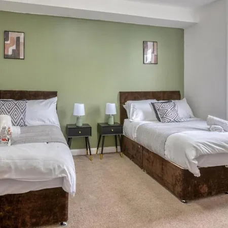 Modern 2Br Work-Friendly Stay Sleeps 8 Parking Included * Лидс