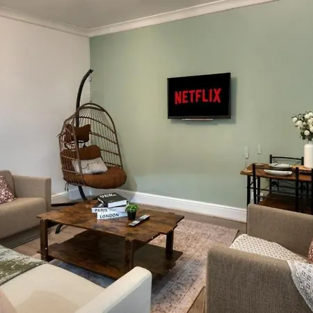 Modern 2Br Work-Friendly Stay Sleeps 8 Parking Included * ليدز