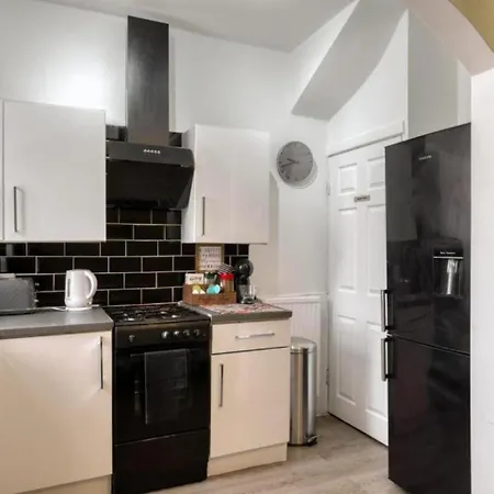 Modern 2Br Work-Friendly Stay Sleeps 8 Parking Included Διαμέρισμα *