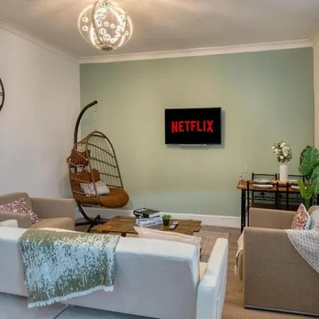 Modern 2Br Work-Friendly Stay Sleeps 8 Parking Included ليدز