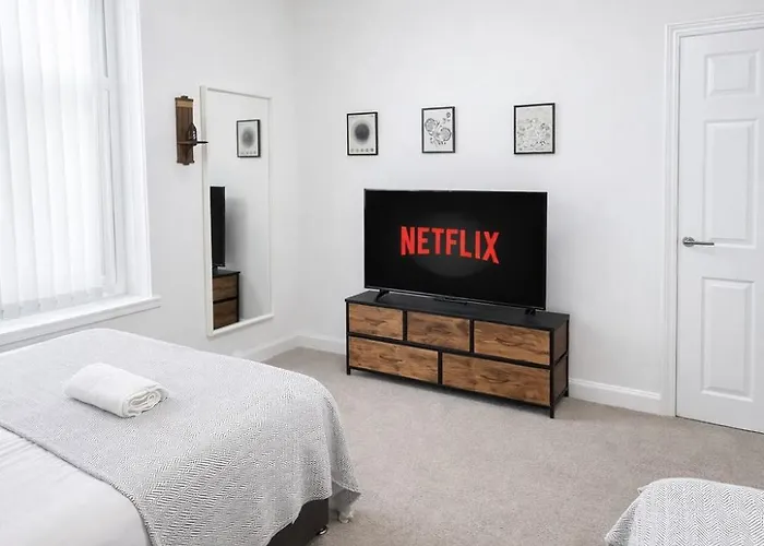 Modern 2br Work-friendly Sleeps 8 Parking Included Apartment Leeds (West Yorkshire)