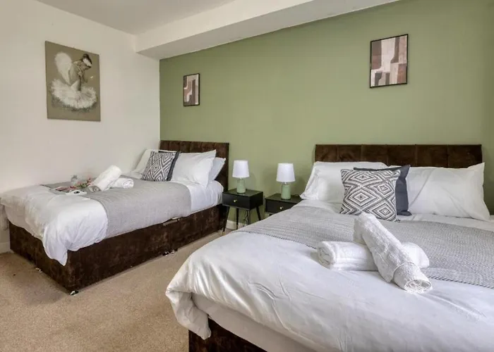 Modern 2br Work-friendly Sleeps 8 Parking Included * לידס