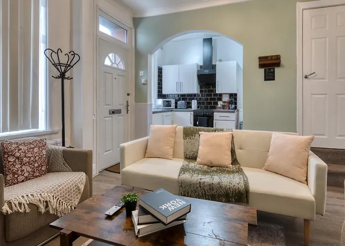 Apartment Modern 2br Work-friendly Sleeps 8 Parking Included