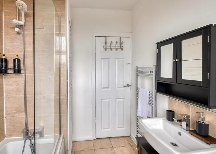 Apartment Modern 2br Work-friendly Sleeps 8 Parking Included