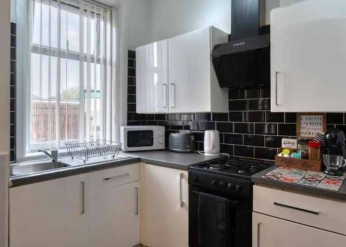 Modern 2br Work-friendly Sleeps 8 Parking Included *