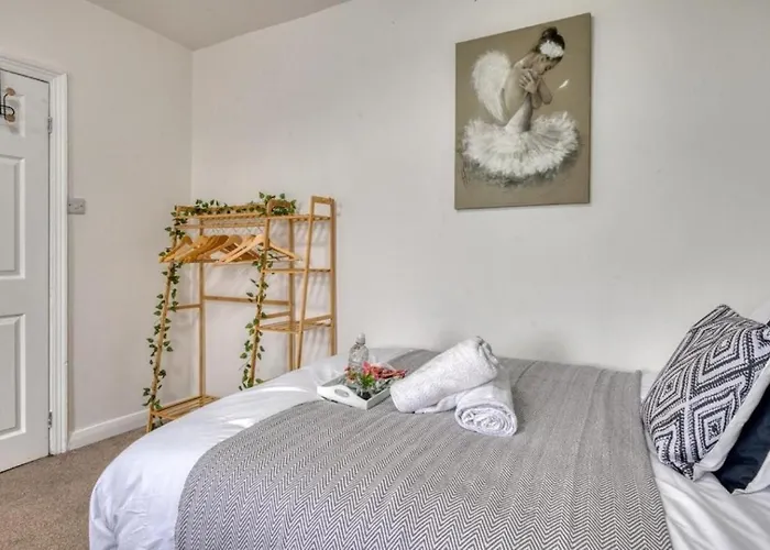 Modern 2br Work-friendly Sleeps 8 Parking Included דירה