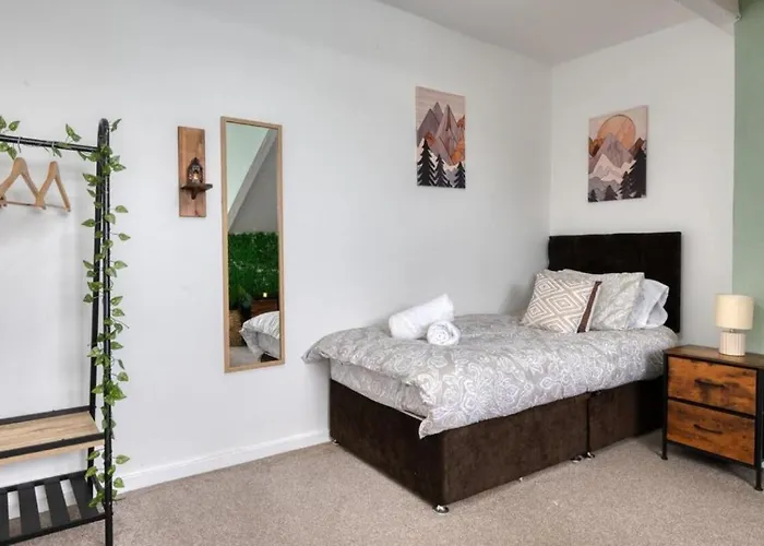 דירה Modern 2br Work-friendly Sleeps 8 Parking Included לידס