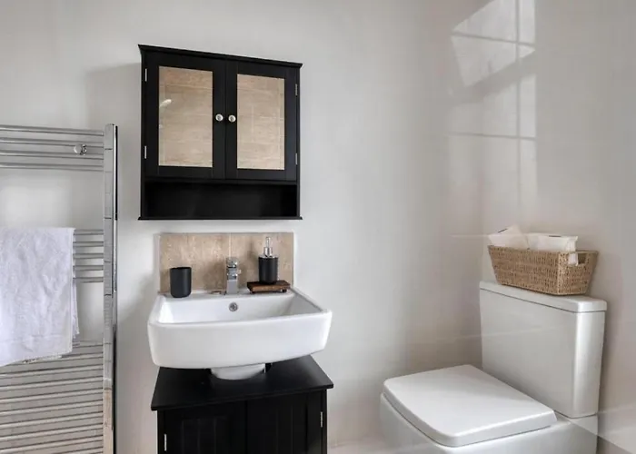 Modern 2br Work-friendly Sleeps 8 Parking Included Apartment *