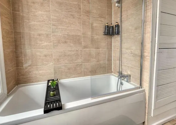 Modern 2br Work-friendly Sleeps 8 Parking Included *