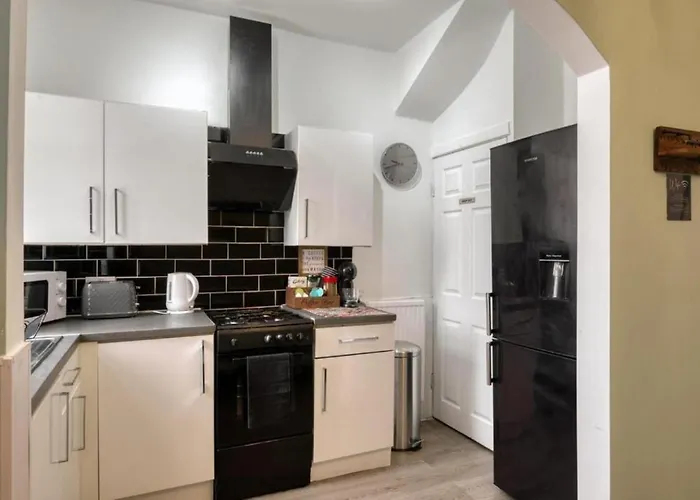 Modern 2br Work-friendly Sleeps 8 Parking Included Apartment *