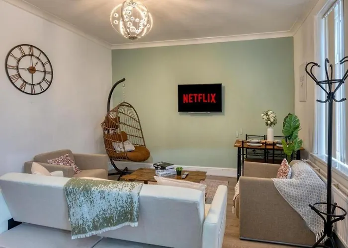 Modern 2br Work-friendly Sleeps 8 Parking Included לידס