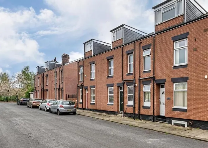 Modern 2br Work-friendly Sleeps 8 Parking Included Apartment Leeds (West Yorkshire)