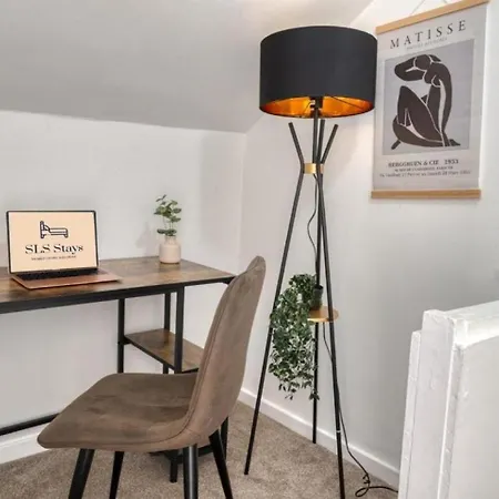 Modern 2br Work-friendly Sleeps 8 Parking Included