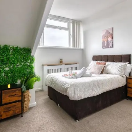 Modern 2br Work-friendly Sleeps 8 Parking Included * Λιντς