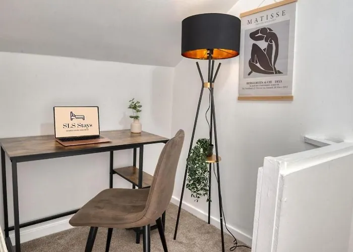 Modern 2br Work-friendly Sleeps 8 Parking Included