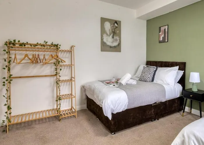 Modern 2br Work-friendly Sleeps 8 Parking Included