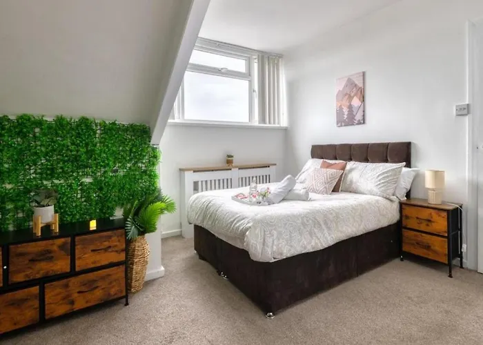 Modern 2br Work-friendly Sleeps 8 Parking Included * Λιντς