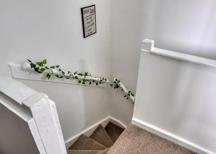 Modern 2br Work-friendly Sleeps 8 Parking Included